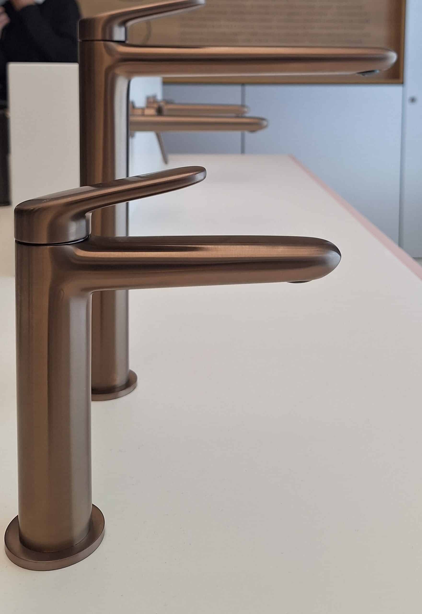miscelatore lavabo alto in finitura spazzolata color rame