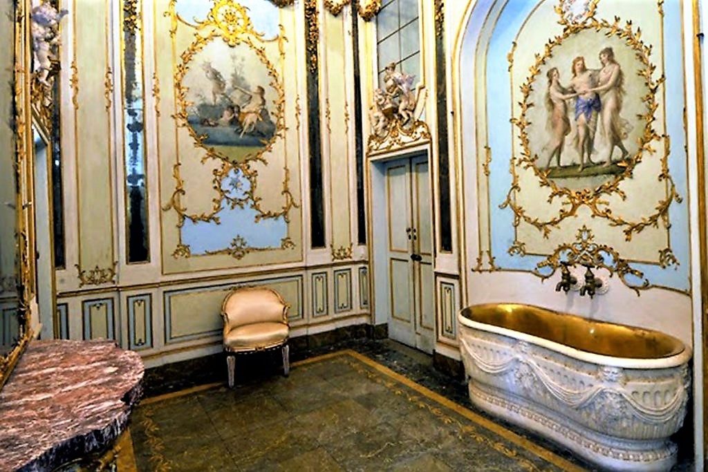 sala della vasca da bagno reggia di Caserta