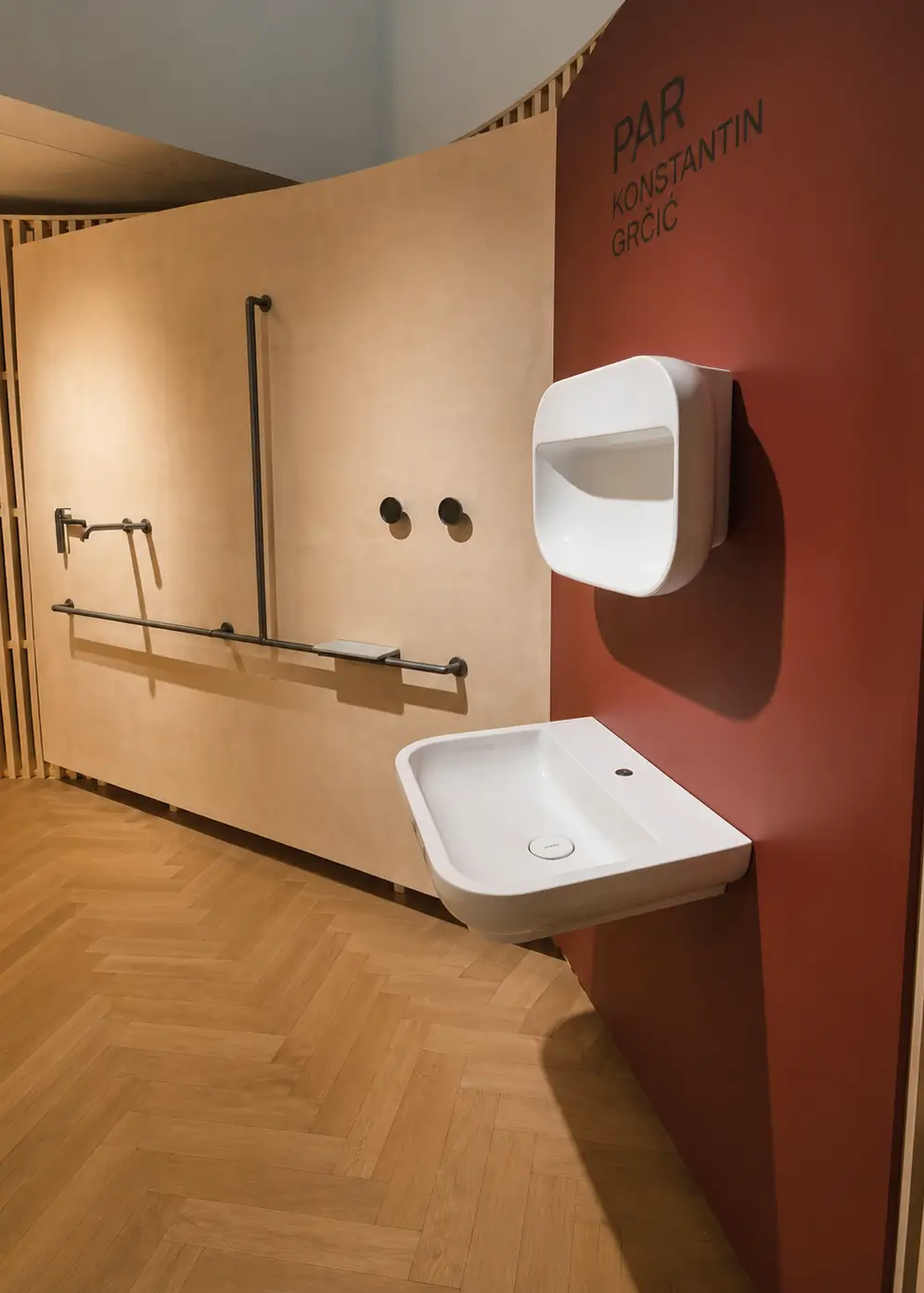 bagno accessibile con lavabi sospesi e barre di sostegno