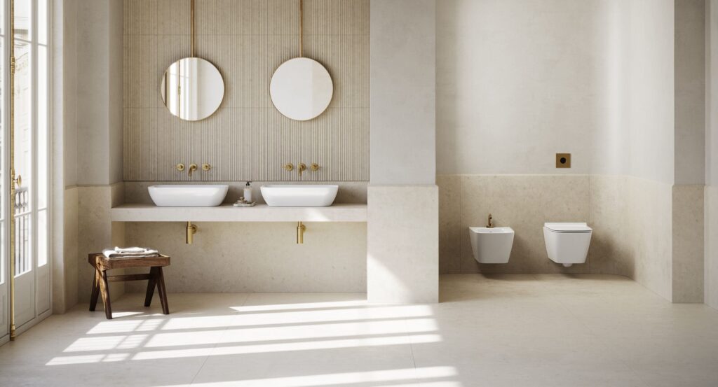 bagno di design in colori neutri con sanitari di lusso e doppio lavabo da appoggio 