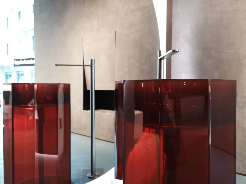 lavabo in resina trasparente colorata Cristalmood antoniolupi showroom milano