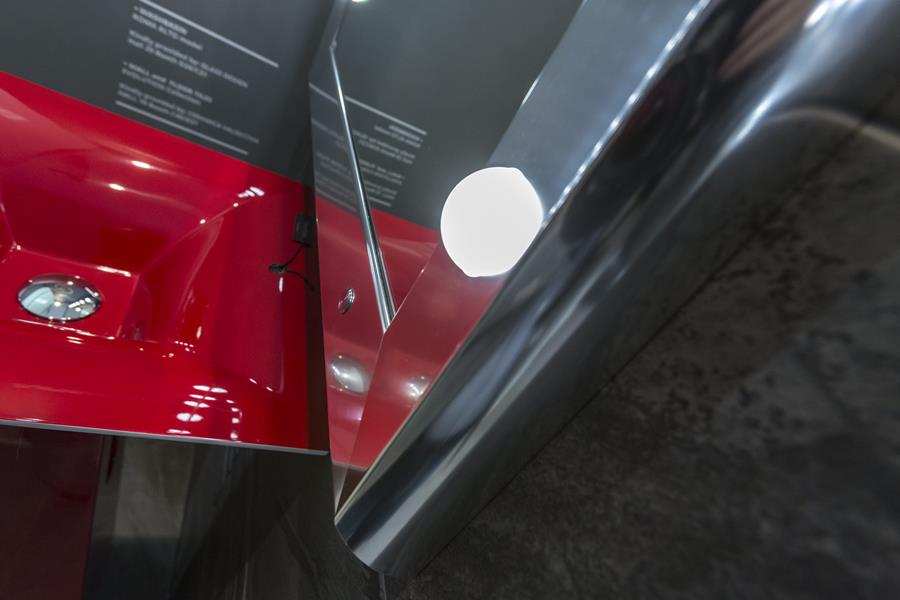 dettaglio cornice in alluminio degli specchi per bagno Cantoni