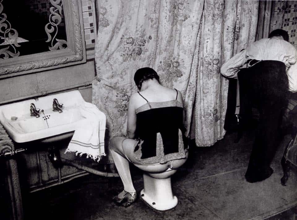 prostituta usa bidet in un bordello 1930 stampa d'epoca