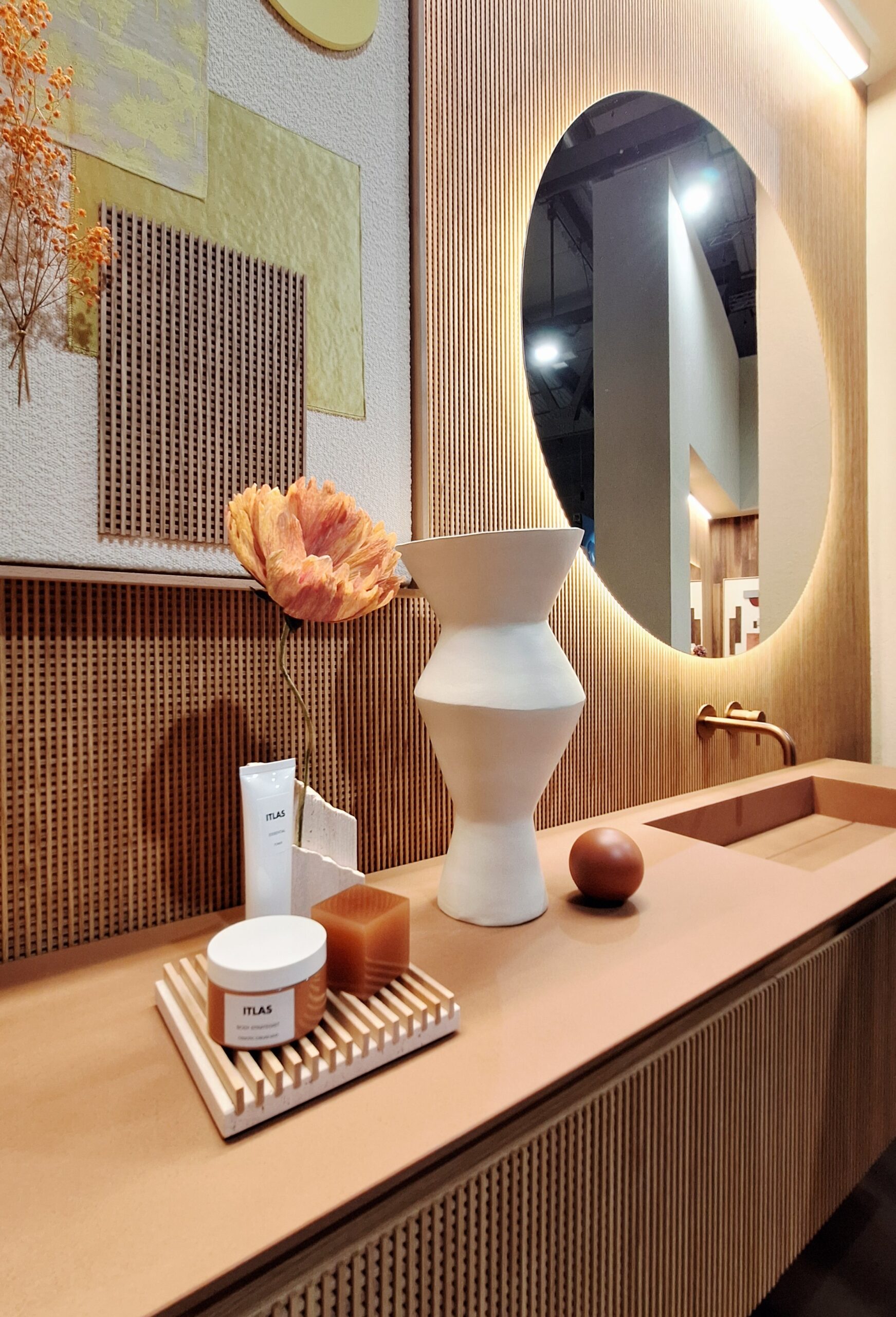 parete bagno con boiserie in legno abbinata al frontale mobile