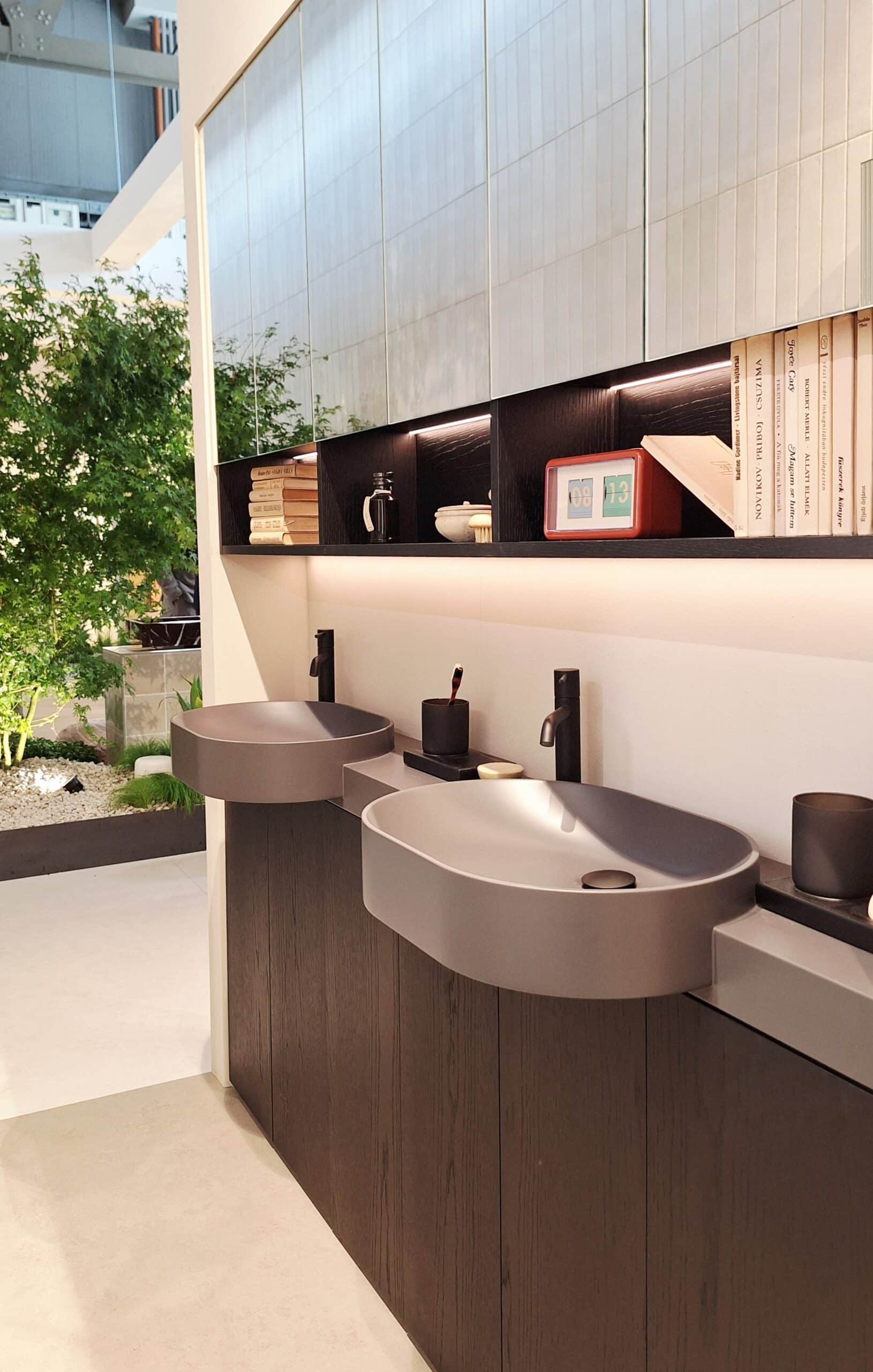 pareti bagno che integrano i mobili da bagno