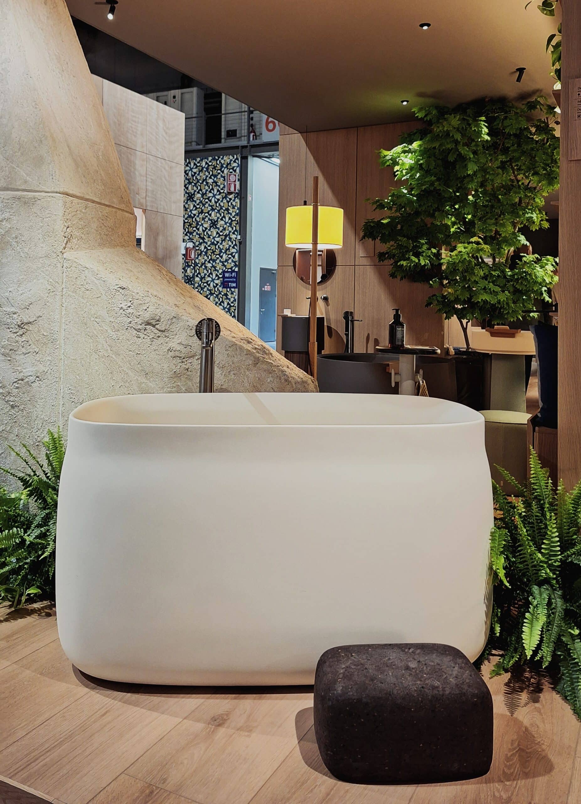 vasca da bagno piccola e alta in solid surface bianco