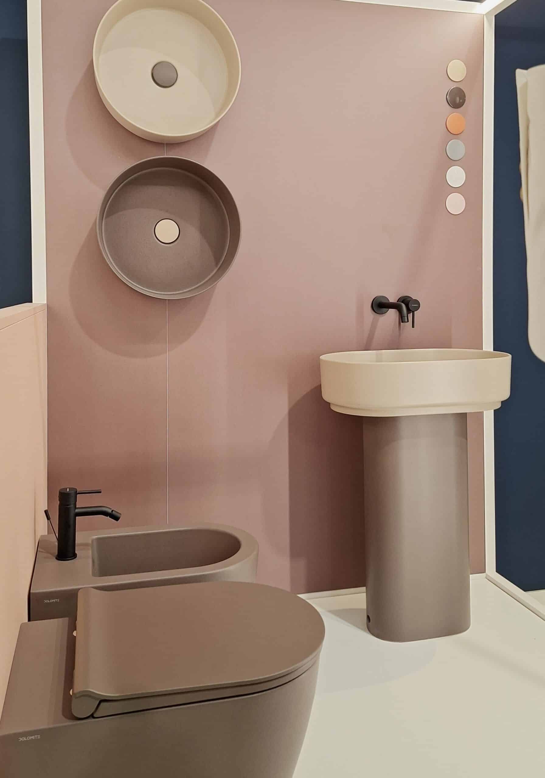 sanitari marroni e beige con lavandino a colonna bicolore
