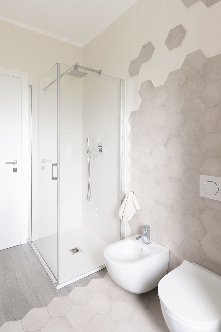 arredo bagno colori neutri parete doccia