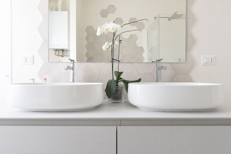 arredo bagno con colori neutri 