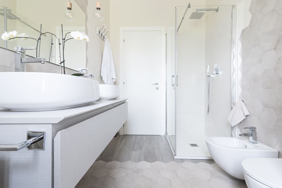 progetto bagno con colori neutri