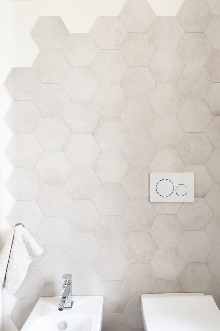 parete bagno colore neutro con esagone