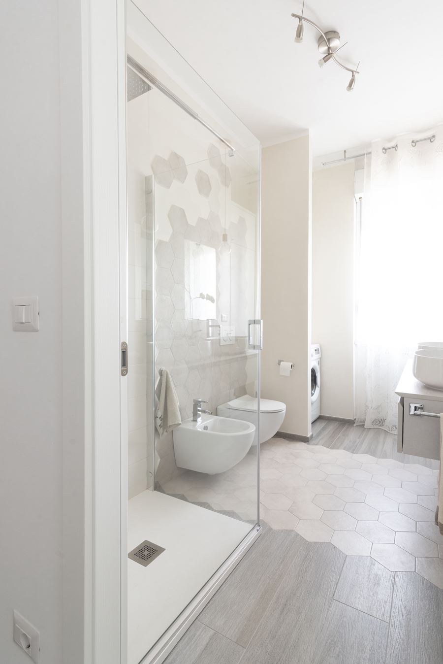 progetto arredo bagno con colore neutro