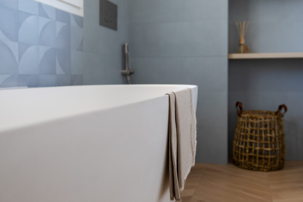 vasca da bagno su misura solid surface con idromassaggio