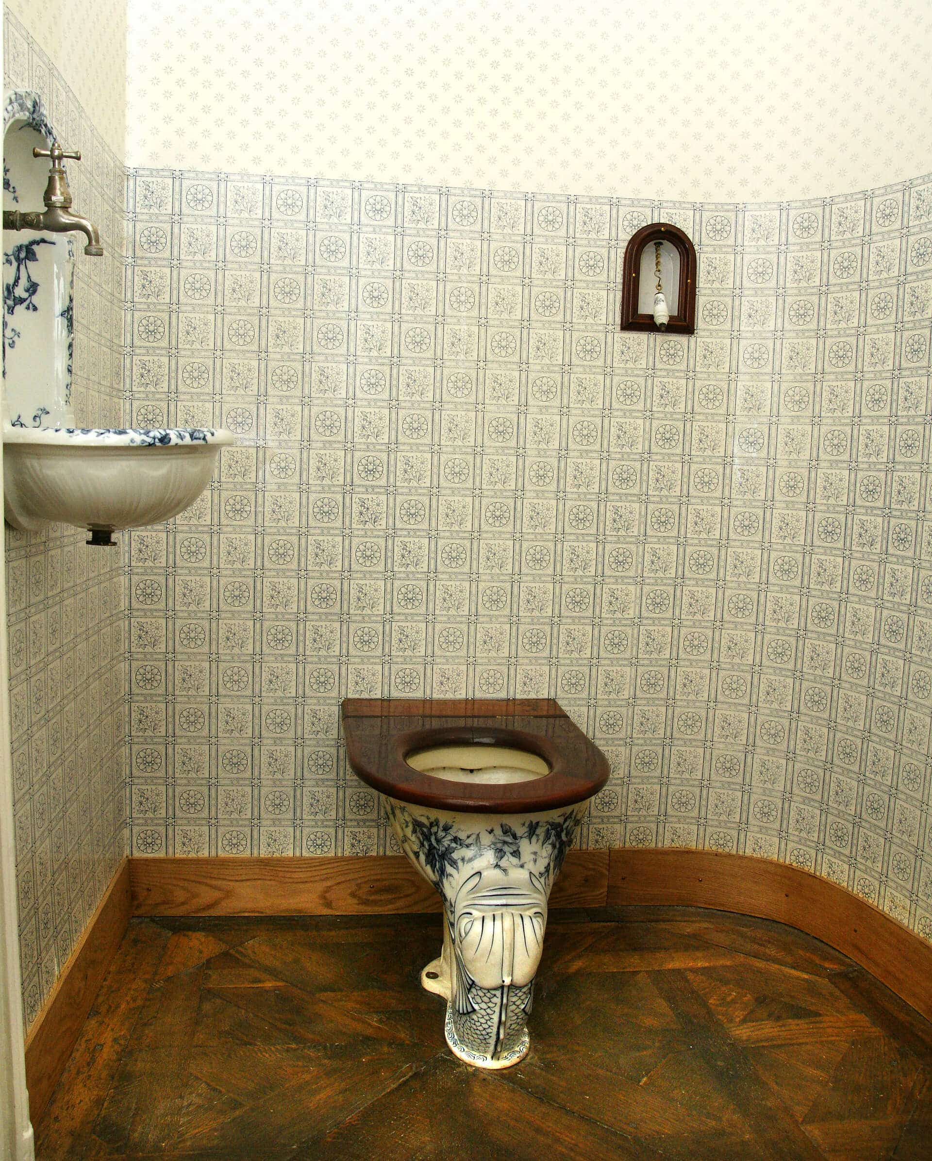 il wc a forma di delfino della principessa Sissi
